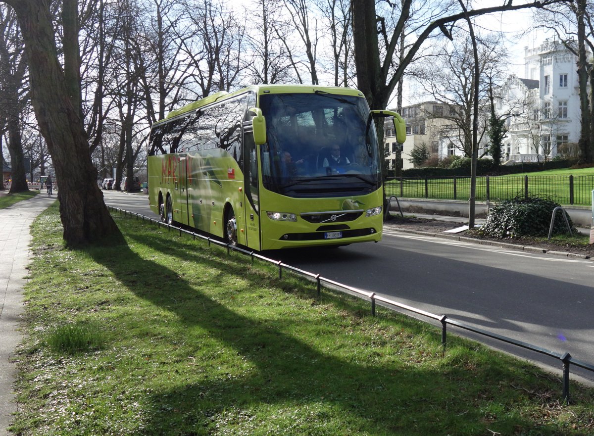 Reisebus an der Alster